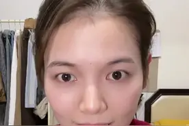 带着3D眼镜看哪吒2，我裂开了 小地方的电影院没有2D的可选项，3D眼镜这种东西的产生，可以说给我们带来很多不好的体验，首先是购买3D眼镜，让电影票贵了二三十块钱，其次这三十块钱的眼镜并不能给我们带来更好的体验感，反而让人难受，电影里很多场景细也看不清晰，最后，哪吒很好看！感谢背后的创作人员们，给我们观众带来了这样一部电影#哪吒2之魔童闹海 #哪吒 #3D眼镜 #哪吒观后感