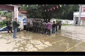 参战老兵重返老地房小学，忆往昔峥嵘岁月，话当年军绿生涯视频封面