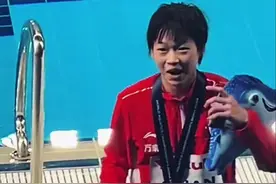 全红婵的人气拦都拦不住！即使全红婵极力阻止不让粉丝们扔玩偶！粉丝们依然给婵宝下起了娃娃雨！#全红婵视频封面