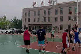 这是兴城市体育场的篮球场早晨打篮球的场面片段视频封面