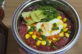 《女大如何在宿舍不用火做"煲仔饭”》 #美食博主上线啦 #不一沫 #吃货日常  #宿舍美食 #自热锅煲仔饭