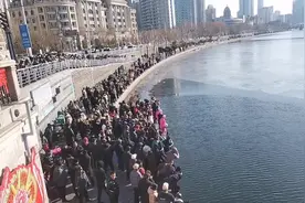 #狮子林桥跳水队 #天津拜拜跳水 传说中的狮子林桥，人还真多。视频封面