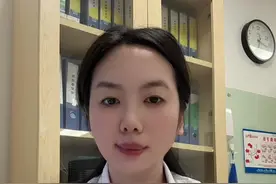 #乳腺癌 #21基因检测 HR阳性、her-2阴性乳腺癌是乳腺癌中占比最大的，有很大一部分患者其实是可以豁免化疗的。化疗确实很痛苦，如果不影响复发生存，那么我觉得大部分人会选择放弃化疗。那么21基因检测就扮演非常重要的一个角色。简单给大家介绍一下，有问题的话可以留言。#化疗 #内分泌治疗 #硬核科普健康行动视频封面
