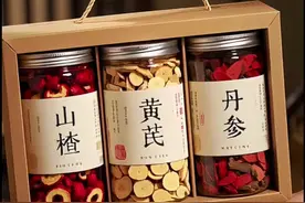 黄芪+丹参+山楂，科学搭配，健康饮茶！ 精选优质草本植物:黄芪，丹参，山楂，科学搭配，精心配比，原料经过自然晾晒，无薰硫不染色任何添加，真材实料！采用独立包装，干净卫生，一次取一小包，水闷泡5分钟即可饮用，可反复冲泡一整天，我喝完又叫我买，你们也赶紧试试吧！#三通茶 #黄芪丹参山楂 #好喝不贵 #超便宜超划算 #这茶不错