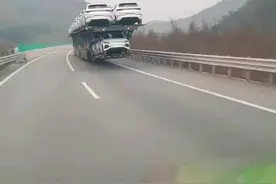 #上热门话题🔥🔥🔥 今天路上看到一辆超级卡车拉了满满一车#行驶在路上的大货车 #安全驾驶视频封面