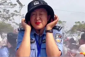 云南泼水节开始了，盘点泼水节浇警名场面。#搞笑#搞笑视频@中国工商银行客户服务 #定制幸福美好与工视频封面