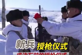 请接枪！从老班长的手中接过钢枪，担负起守护祖国边防线的重任#追星就追人民子弟兵视频封面