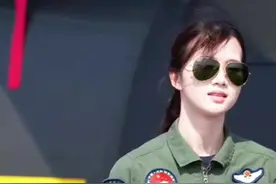 一旦战争爆发战友才是军人的生死依靠！ 空军现役飞行员（徐枫灿）和战友们 陆军退役狙击枪王（沈梦可） 歌曲（给所有知道我名字的人）赵传视频封面