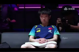 看莎莎奥门夺冠依然震撼，自己叫暂停，坐在观众对面，小小身体