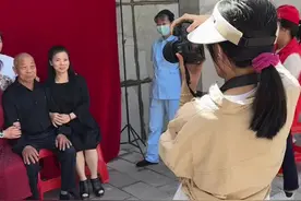 在这繁花盛开的五月，我们迎来了充满温馨与感恩情意的母亲节。我们用一张张照片留下父母最美的回忆，用真心真情传递着孝与爱。#母亲节贺卡 #亲人团聚 #关心照顾老人的那些事视频封面