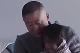 一位有爱又耐心呵护孩子的爷爷 （视频来源：@小软糖 ）#温馨画面 #监控下的一幕 #家庭 02视频封面