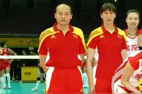 中国女排记忆，一张老照片，2010年女排世锦赛中国女排的阵容：(那时候12人名单，副攻令人羡慕) 主攻：1-#王一梅，3-杨婕，10-李娟，14-陈丽怡。 副攻：11-徐云丽，12-薛明，15-马蕴雯。 接应：2-张磊，6-#周苏红。 二传：4-沈静思，8-#魏秋月。 自由人：7-张娴。 #上热门 #中国女排视频封面