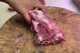 今天推荐两种煲汤骨头，煲汤清甜，吃肉嫩滑，你们平时买这两种猪骨头吗？#猪肉 #生活知识 #涨知识视频封面