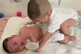 当哥哥给弟弟换衣服……😂😂 #vlog日常 #小哥俩的日常视频封面