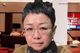 已经买的保险不想交了有三种处理方式：第一退保按照现金价值退回来，退保会直接亏损本金最不划算的。退保以后就没有保障。第二办理减额交清，减额交清就是之后的保费不用交了，但是保额就很低也要慎重。还有第三种处理方式，就是附加险换品种或者取消。年轻人，收入低，尽量买短期消费险呀，消费型重疾险一年期的意外险，一份百万医疗，就足够了。所以切记不可冲动投保，看懂保险合同，不因为人情买保险。#保险知识 #退保 #保费高 #揭秘 #假如人人都说真话