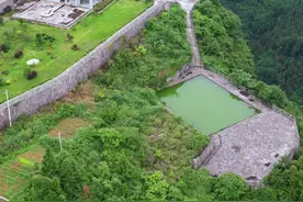 在湖南湘西，有那么一位富豪在百米悬崖边上花巨资修建别墅，过着世外桃源般的生活#隐居 #世外桃源生活 #远离城市的喧嚣视频封面