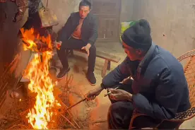烟熏腊肉 奶糖牛牛冬天也喜欢蹲火炉边#火炉边烟熏腊肉视频封面