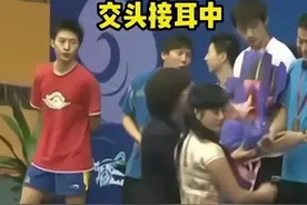 本文与视频无关 陈玘2013年逐渐淡出比赛，同年做了江苏队主教练，2014年二王一马及杀神等多名运动员办理退役仪式，造成新老交替，2018年调入国家一队执教，期间做过刘诗雯许昕马龙孙颖莎王楚钦林高远等人场外指导教练，2022年因家庭原因退出国家队教练组，毅然决然回到江苏队做总教练。2023年成都混合团体世界杯封训陈玘被召回教练组，2024巴黎奥运国乒封训，陈玘再次被召回教练组，主要针对王楚钦孙颖莎这对混合双打的强化和优化以及技术上的指导，确保这次巴黎奥运会拿到属于中国的第一块奥运混双金牌……#巴黎奥运会#陈玘#王楚钦孙颖莎#马龙#热门视频封面