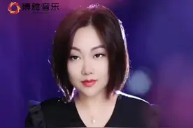 《老地方的雨》原唱:陈瑞，陈瑞嗓音沙哑，具有磁性。这首歌婉转伤感，歌词句句入心，完美地表达出了恋人间的离别与思念之情#陈瑞十大催泪情歌 #2024抖音好听的歌曲#伤感情歌视频封面