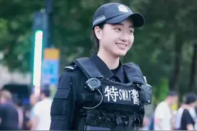 外滩又美又酷的特警小姐姐 毛毛警官这次戴鸭舌帽。#平安守护 #上海 #正能量视频封面