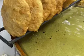 酥脆不油腻的 肉盒菜盒和面配方 500克高筋面粉 3克泡打粉 3克白糖 2克酵母 温水350克 面活好醒20分钟 #肉盒#菜盒#抖音美食推荐官 #早餐培训 #餐饮培训视频封面