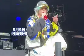 8月9日，河南郑州。鹿晗郑州演唱会上跟粉丝学“这么中，那么燃！周末到河南”，网友热评：说得还怪标准嘞～