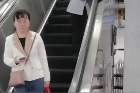 5月8日，西安一保洁阿姨乘坐扶梯擦拭扶手旁不锈钢被网友质疑。视频封面