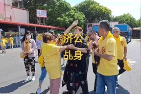济公乩身搓仙丹入酒/喝葫芦酒参礼#庙会文化 #民俗文化 #地方风俗视频封面