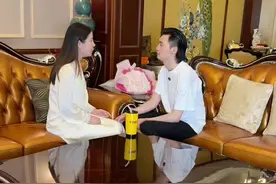 小16岁男朋友因为要陪前女友过520，所以回深圳了，他前女友看到了我们的短视频、所以给凌晨12点半哭着给他打电话了，两个人聊到了凌晨2点钟，我想听他们聊的什么，他不让我听，当天我没有理他就睡觉了… 第二天他就给我说要回去陪前女友过520，我听完真的快炸了，但我强忍着没有发火，虽然我很不情愿让他回去，但是还是让他回去了、让他把事情处理干净再来找我，我告诉他如果不处理干净就不要回来了…小姜说我太强势太过分了，这样会把他逼走、会把他逼到别人身边去，你们说发生这种事情是我过分吗？你们说我不应该这样处理嘛？我怕我这次妥协让他们过520，我怕他以后会变本加厉，你们说我这样处理对嘛？你们说发生这种事情我要忍着嘛，我这样做真的会把他逼走嘛？#情感 #爱情 #日常vlog #婚姻 @蜜宝妈妈的日常