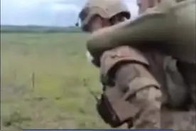 1名乌克兰伤兵被遗弃，俄士兵将他背离战场，两人一起唱起了前苏联国歌@抖音短视频视频封面