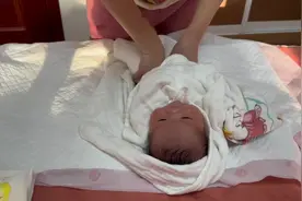 #新生儿 #给婴儿做抚触的好处 每次洗完澡都喜欢#怎么照顾新生儿视频封面