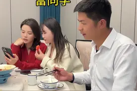 三十年后的小学同学聚会，看他穿的不错，以为现在过好了，没想到结账时他钱不够，我悄悄塞了他5000，没让他丢面子，不知道我这样做对还是不对#正能量#暖阳欣小丫 @欣小丫•K99视频封面