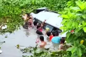 小车掉入池塘中，车上有两个大人其中一个是孕妇，还有一个小孩 ，周围村民纷纷跳到池塘中救援 ，两个大人没多大的问题，小孩命在旦夕，经过村民的抢救，小孩终于挽回生命， 为这些热心 的村民点赞 👍👍#救人一命行善积德 #救人一命好人一生平安视频封面