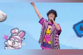 #大张伟四首连唱开心加倍  #大张伟开心夜专治不开心 被 @大张伟 的《穷开心》治愈了！他的歌声里充满了对生活的热爱和乐观，如果你不开心，就快来听一听吧~ #618开心夜视频封面