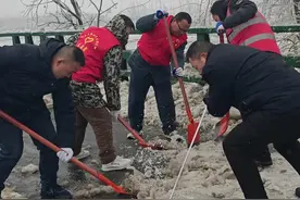 湖北暴雪后，监利白螺镇荆岳大桥除冰化雪保畅通，柘木志愿者在行动！#湖北的冻雨有多严重 #暴雪来袭 #寻美荆州视频封面