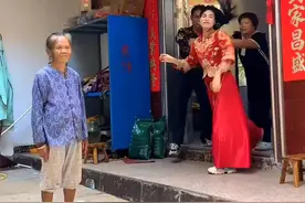 结婚当天，婆家嫌弃新娘八十岁养母是聋哑人，上不了台面，不让参加婚礼，新娘愤然脱下礼服，背着养母转身离去…视频封面