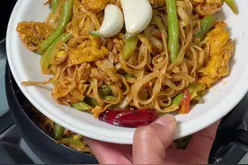 过年期间大鱼大肉吃腻了 你就试试这个豆角焖面 又简单又好吃 不坨不粘还软香筋道 配着大蒜吃真的太香啦#豆角焖面 #焖面 #面条的n种吃法 #全抖音都在晒家乡美食视频封面