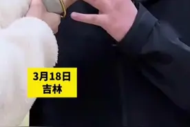 女子把手伸男子嘴里拔不出来 无奈到医院求助 当事人：模仿别人拍视频结果卡住了视频封面