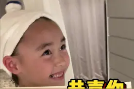 记得第一次去她学校在入学前开家长会的时候就说过这个勋章是特别难得的，在Basis里边拥有这个勋章的小朋友，其实并不多，这一次让我最惊喜的是Doris对于他阶段性的学习有了自己的成果，并且当我知道他得到两个勋章的时候，那天我早早从公司下班，马上冲进她的房间和她分享这份喜悦，我开心的不是勋章，而是从一开始她就知道这份勋章的意义和生活的方向，并用实际行动得到了自己的荣誉。你是妈妈的骄傲，继续努力吧，女儿。#叶海洋 @叶海洋的叨总Doris视频封面