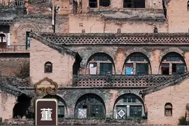 董家岭地处于晋中灵石境内的，是一个有着400年历史的古村落，村内将近100多座明清古建筑得到了保存，全村现有213户，600余人，依旧保持着传统的生活和居住方式，也是因为这样的原因，使得董家岭的古韵味完整的保存#山西古村落 #古建筑之美 @张尕怂视频封面