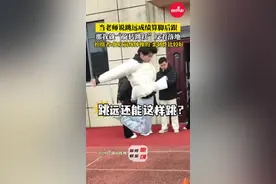 当老师说跳远成绩算脚后跟，那我就“旋转跳跃”反着落地！拍摄者:他以前练体操的，柔韧性比较好（素材来源：@我爱吃鱼 ）#体育 #跳远 #体操 #搞笑 #大学生视频封面