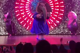 🌏北京环球影城演出 我们最喜欢的就是“欢乐好声音巡演”，背后的小哥哥唱的好嗨哈！！不可驯服听说不错，赶不及去，留点遗憾下次再来🤗“未来水世界”觉得一般般～随处走走，园区的小舞台好欢乐！ 万圣节快到了•氛围感好好哦！伙伴们喜欢的可以冲起来#北京环球影城#万圣节视频封面