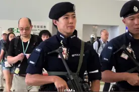 Madam肯定是机场里最靓的“仔”。#香港 #你好香港 #香港警察视频封面