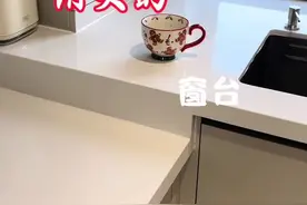 #装修 #厨房装修 #台面安装 装修的姐妹可以量一下窗台高度，如果可以把台面和窗台做齐平，这样不仅美观，而且增加了使用空间，更重要的是没有卫生死角。真的太香了！！！