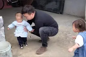爸爸回来第一时间没抱她，还夸小弟弟可爱，自己闺女啥脾气心里没点数吗 好吧你慢慢哄我不配#人类幼崽的800个心眼子 #一身反骨的人类幼崽#父女日常视频封面