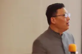 一只鹤落到一群鸡中间，最后会发生什么？看完你就明白了！#涨知识 #职场视频封面
