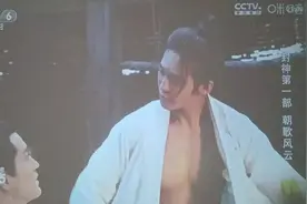 投影仪原本看电视直播的软件找不到了，只好下载了一个😓