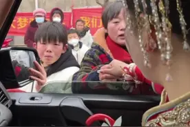 分别时娘家人总是会不舍的（视频来源：@颍上永彪婚车 ） #结婚 #瞬间戳中泪点 #亲情 #家庭 #生活视频封面