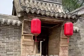 一处修缮完成的古宅院，为二进院落，走进院内，一股陈旧的气息迎面扑来，仿佛瞬间穿越历史。这里就是位于山西寿阳县龙门脑村，古时毗邻驿道商贸繁荣。这里保存了大量的明清古宅院，时至今日仍有三十多处，院落依山而建，保存比较完整。#古建筑之美 #山西古建筑 #老房子的回忆视频封面