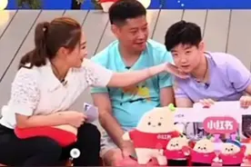 刘诗雯摸到莎莎的脸，莎莎嫌弃邱贻可的表情太搞笑，师徒俩玩游戏笑开花 #孙颖莎 #邱贻可 #刘诗雯视频封面